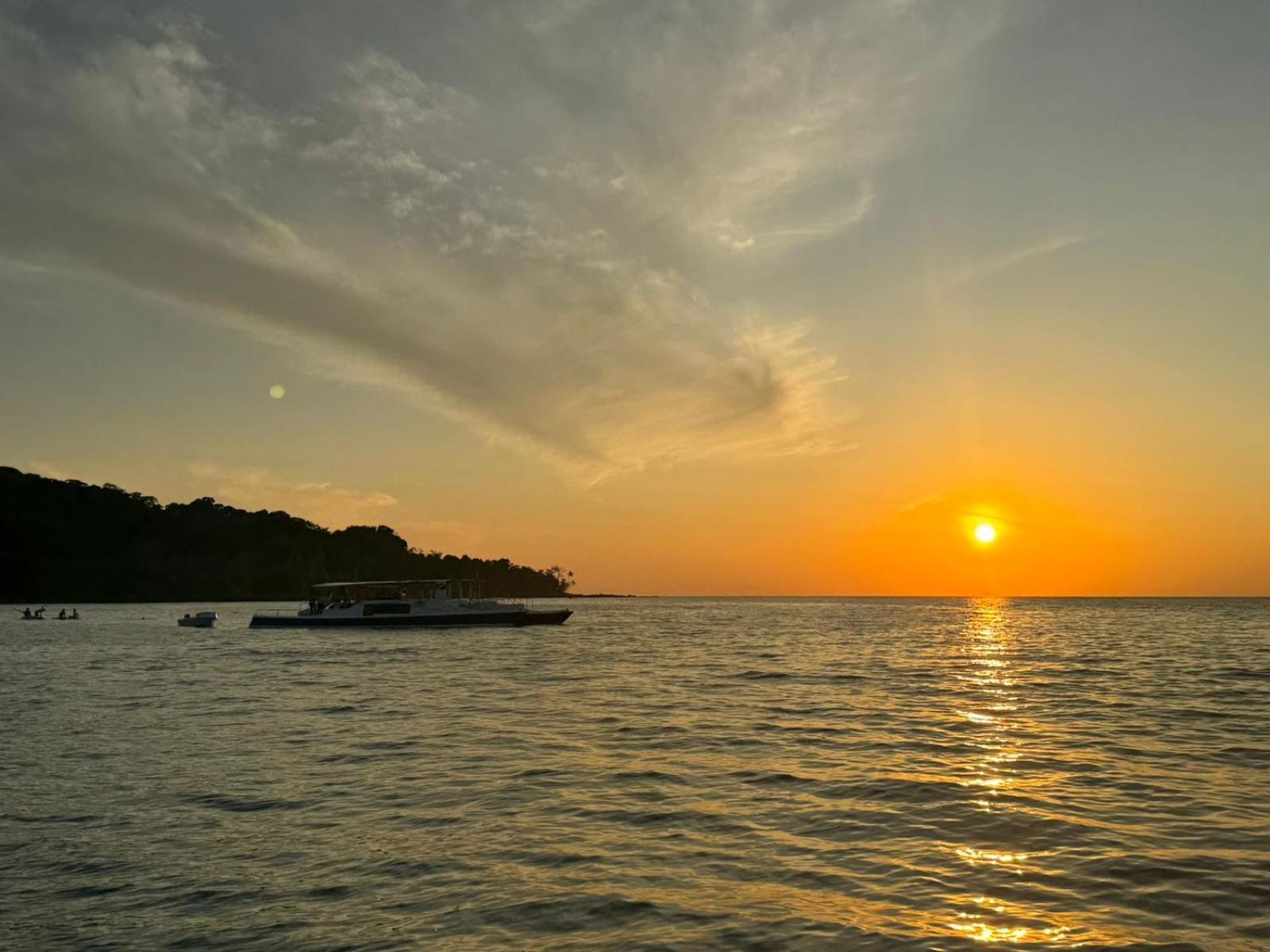 Pirate Drake Beach Hostel & Tour Company Drakes Bay 외부 사진